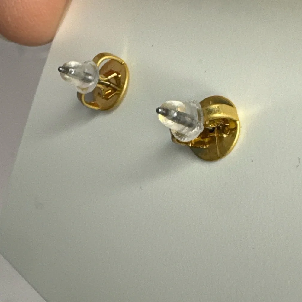 💖 Tory Burch New Green Resin Logo Stud Earrings Gold Toned - Picture 8 of 8